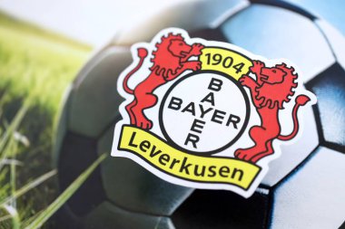 KYIV, UKRAINE - 23 Şubat 2025 Bayer 04 Leverkusen futbol kulübü rozeti futbol arkaplan pankartıyla yatmaktadır