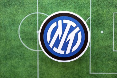 KYIV, UKRAINE - 23 Şubat 2025 Inter Milan FC futbol kulübü rozeti futbol sahasının arka planında yer alıyor