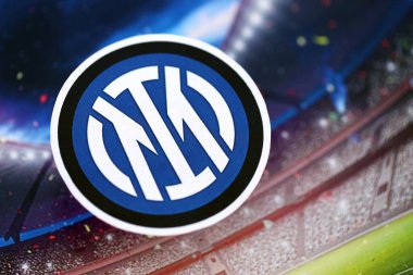 KYIV, UKRAINE - 23 Şubat 2025 Inter Milan FC futbol kulübü rozeti futbol stadyumunun arka planında yer alıyor