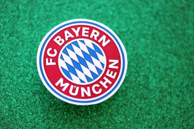 KYIV, UKRAINE - 23 Şubat 2025 Bayern Münih futbol kulübü rozeti zümrüt yeşili simli arka plan pankartıyla uzanır