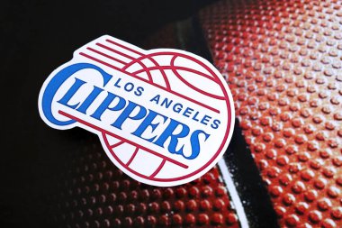 KYIV, UKRAINE - 23 Şubat 2025 Los Angeles Clippers basketbol takımı rozeti basketbol arka plan pankartımızda yatıyor