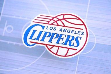 KYIV, UKRAINE - 23 Şubat 2025 Los Angeles Clippers basketbol takımı rozeti basketbol stadyumunun arka plan pankartında yer alıyor
