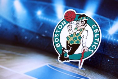 KYIV, UKRAINE - 23 Şubat 2025 Boston Celtics basketbol takımı rozeti basketbol stadyumunun arka planında yer alıyor