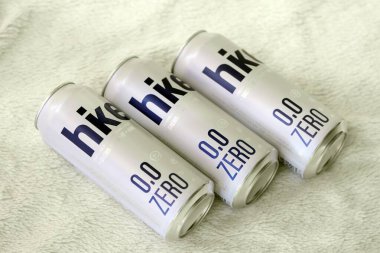 KYIV, UKRAINE - 19 Nisan 2025 Alüminyum kutularda sıfır alkolsüz bira. Bira markası logosunu kapatıyoruz.