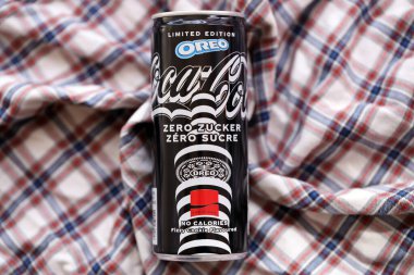 KYIV, UKRAINE - 19 Nisan 2025 Coca Cola OREO Sıfır Şekerli içecek 250 ml kutusunda. Kurabiye aromalı meşrubat işbirliği. Sınırlı üretim ürünü
