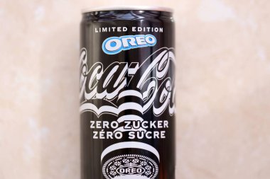 KYIV, UKRAINE - 19 Nisan 2025 Coca Cola OREO Sıfır Şekerli içecek 250 ml kutusunda. Kurabiye aromalı meşrubat işbirliği. Sınırlı üretim ürünü