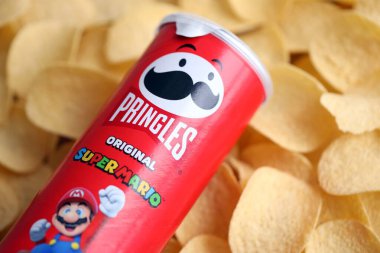 KYIV, UKRAINE - 19 Nisan 2025 Sınırlı Versiyon Pringles Süper Mario 'nun etrafındaki temalı tüpü kapatın, oyuncu grafikler ve markalaşma içeriyor