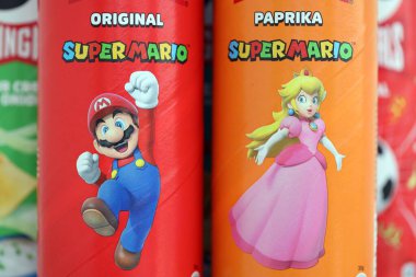 KYIV, UKRAINE - 19 Nisan 2025 Sınırlı Versiyon Pringles Süper Mario 'nun etrafındaki temalı tüpleri kapatın, oyuncu grafikler ve markalaşma içeriyor