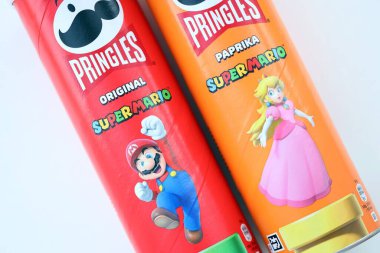 KYIV, UKRAINE - 19 Nisan 2025 Sınırlı Versiyon Pringles Süper Mario 'nun etrafındaki temalı tüpleri kapatın, oyuncu grafikler ve markalaşma içeriyor