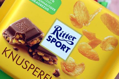 KYIV, UKRAINE - 19 Nisan 2025 Ritter Spor Logosu Çikolata ambalajı