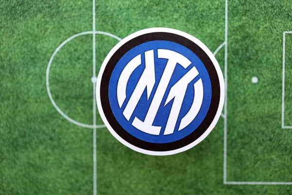 KYIV, UKRAINE - 23 Şubat 2025 Inter Milan FC futbol kulübü rozeti futbol sahasının arka planında yer alıyor