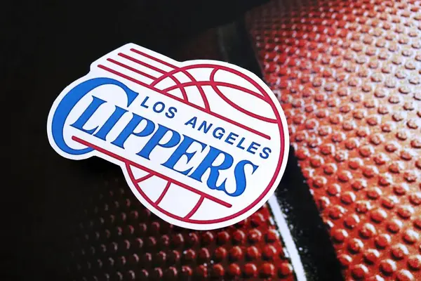 KYIV, UKRAINE - 23 Şubat 2025 Los Angeles Clippers basketbol takımı rozeti basketbol arka plan pankartımızda yatıyor