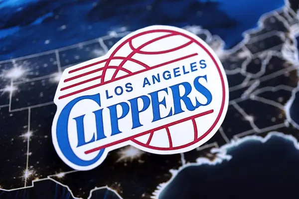 KYIV, UKRAINE - 23 Şubat 2025 Los Angeles Clippers basketbol takımı rozeti ABD haritası arka plan pankartımızda yer almaktadır