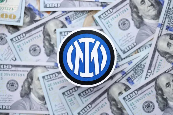 KYIV, UKRAINE - 23 Şubat 2025 Inter Milan FC futbol kulübü rozeti büyük miktarlarda Amerikan doları üzerinde yer almaktadır.
