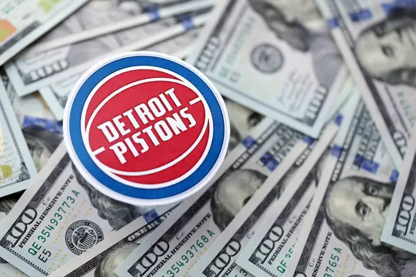 KYIV, UKRAINE - 23 Şubat 2025 Detroit Pistons basketbol takımı rozeti büyük miktarda Amerikan dolarına yakın.