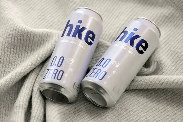KYIV, UKRAINE - 19 Nisan 2025 Alüminyum kutularda sıfır alkolsüz bira. Bira markası logosunu kapatıyoruz.