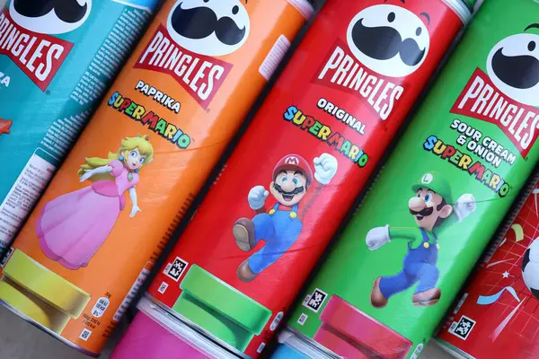 KYIV, UKRAINE - 19 Nisan 2025 Sınırlı Versiyon Pringles Süper Mario 'nun etrafındaki temalı tüpleri kapatın, oyuncu grafikler ve markalaşma içeriyor
