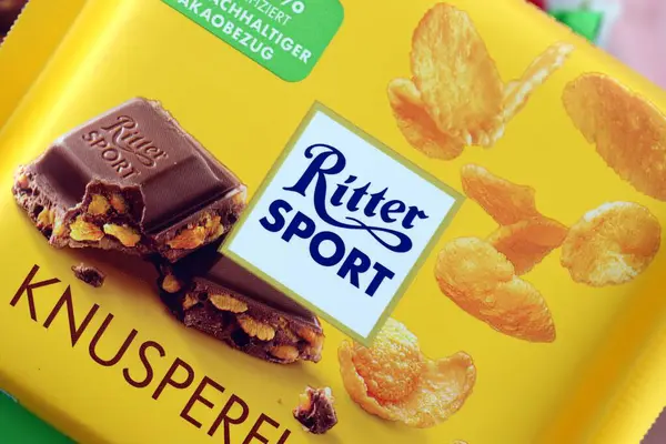 KYIV, UKRAINE - 19 Nisan 2025 Ritter Spor Logosu Çikolata ambalajı