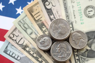 Amerikan doları banknotları ve Amerikan bayrağı kapanıyor. Para yatırımı konsepti ve vergi ödeme