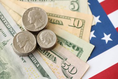Amerikan doları banknotları ve Amerikan bayrağı kapanıyor. Para yatırımı konsepti ve vergi ödeme