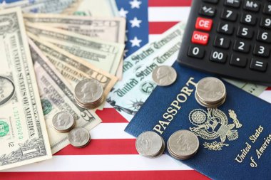 Amerikan bayraklarında Amerikan doları para, pasaport ve hesap makinesi var. Para yatırımı konsepti ve vergi ödeme
