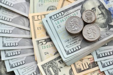 Amerikan dolarları para ve sikkeler büyük miktarda kapanıyor. Mali konsept