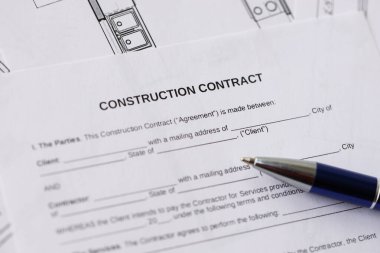 Konut inşaatı sözleşmesi ve konut inşaatı projesinin planlarının kalemi. İnşaat planı konsepti