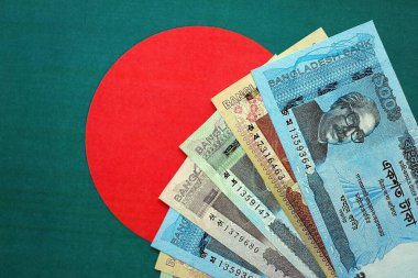 Bangladeşli para banknotları Bangladeş bayrağına yakın duruyor. Finans ve bankacılık kavramı