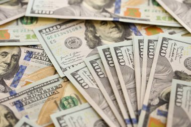 Paralı arka plan. Yüz dolarlık banknotlar. 100 dolarlık banknotlar.