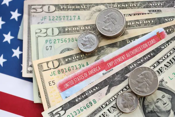 Amerikan dolarları para faturaları, Amerikan bayrağı üzerinde çalışma izni kartı. Vergi ödeme ve sigorta kavramı