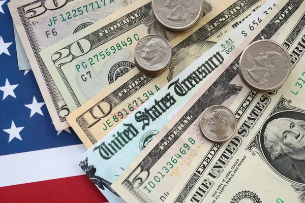 Amerikan dolarları para ve bozuk paralarla uyaran faturalar ya da Amerikan bayrağının geri ödeme çekleri. Vergi ödeme ve sigorta kavramı