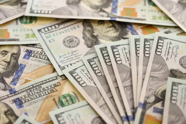 Paralı arka plan. Yüz dolarlık banknotlar. 100 dolarlık banknotlar.