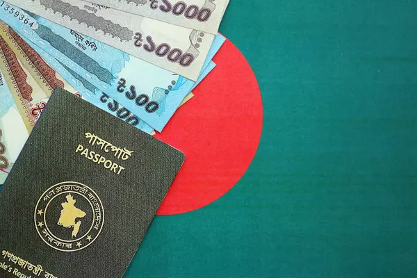 Bangladeş 'te büyük miktarda para ve pasaport Bangladeş bayraklarında asılı. Finans ve bankacılık kavramı