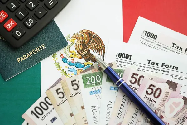 Meksika pezosu para faturaları kalem, hesap makinesi, pasaport ve vergi formlarıyla dolu. Finans ve bankacılık kavramı