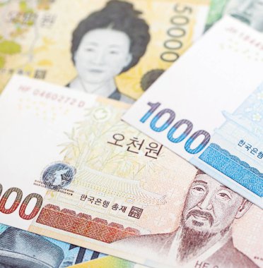 Güney Kore büyük miktarlarda para kazandı. Beyaz renkli masada yatıyor. Yakın plan. Finans ve bankacılık kavramı