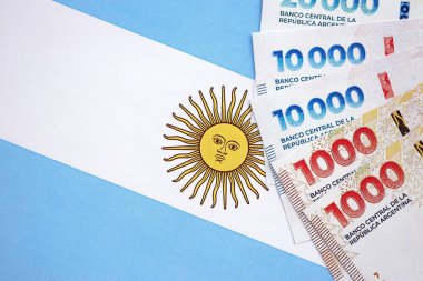 Arjantin pezosu büyük miktarda Arjantin bayrağına yakın duruyor. Finans ve bankacılık kavramı