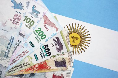 Arjantin pezosu büyük miktarda Arjantin bayrağına yakın duruyor. Finans ve bankacılık kavramı