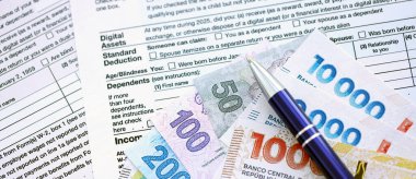 Arjantin pezosu büyük miktarlarda para masasında duruyor. Kalem ve vergi formları da yakında. Finans ve bankacılık kavramı