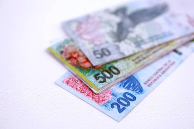 Arjantin pezosu büyük miktarlarda para beyaz masada yakın planda yatıyor. Finans ve bankacılık kavramı