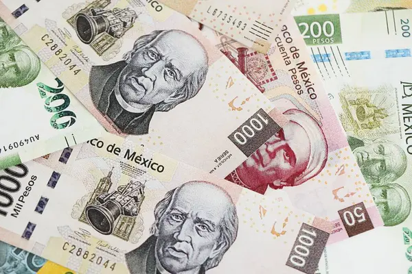 Meksika pezosu faturaları büyük miktarlarda beyaz masaya yakın duruyor. Finans ve bankacılık kavramı