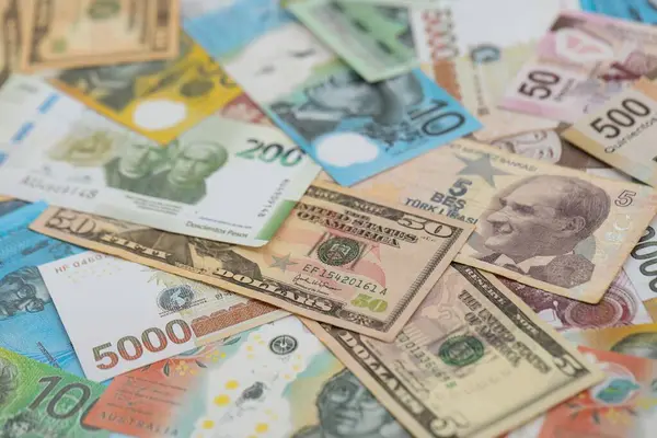 Farklı para birimlerinden ve ülkelerden yüklü miktarda para. Uluslararası nakitin çeşitli arka planında büyük bir yığın var.