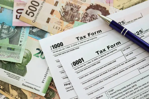 Değişik para birimlerinden ve ülkelerden oluşan büyük miktarlarda para ve vergi beyannamesi doldurulmaya hazır. Uluslararası nakitin çeşitli arka planında büyük bir yığın var.