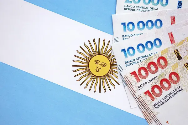 Arjantin pezosu büyük miktarda Arjantin bayrağına yakın duruyor. Finans ve bankacılık kavramı