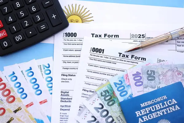 Arjantin Pezosu 'nun para faturaları kalem, hesap makinesi, pasaport ve vergi formlarıyla dolu. Finans ve bankacılık kavramı