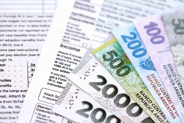 Arjantin pezosu büyük miktarlarda para masasında duruyor. Kalem ve vergi formları da yakında. Finans ve bankacılık kavramı