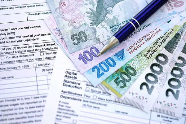 Arjantin pezosu büyük miktarlarda para masasında duruyor. Kalem ve vergi formları da yakında. Finans ve bankacılık kavramı