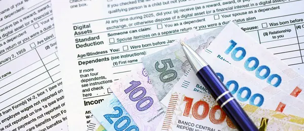 Arjantin pezosu büyük miktarlarda para masasında duruyor. Kalem ve vergi formları da yakında. Finans ve bankacılık kavramı