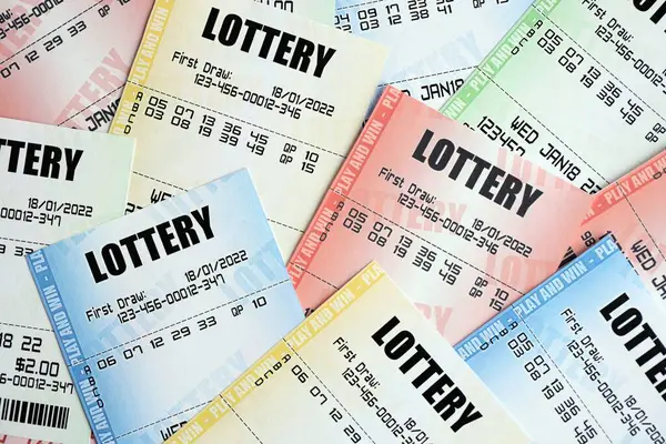 Birçok piyango bileti boş banknotlar üzerinde piyango oynamak için numaralarla kapatılıyor.