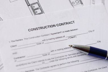 Konut inşaatı sözleşmesi ve konut inşaatı projesinin planlarının kalemi. İnşaat planı konsepti