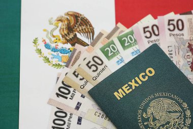 Meksika pezosu büyük miktarda para ve pasaport Meksika bayrağına yakın duruyor. Finans ve bankacılık kavramı